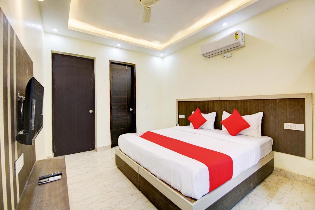 Oyo White House Hotel Noida Exterior foto
