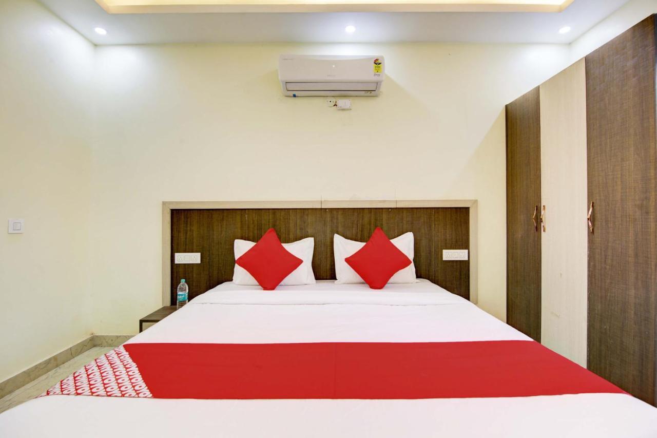 Oyo White House Hotel Noida Exterior foto