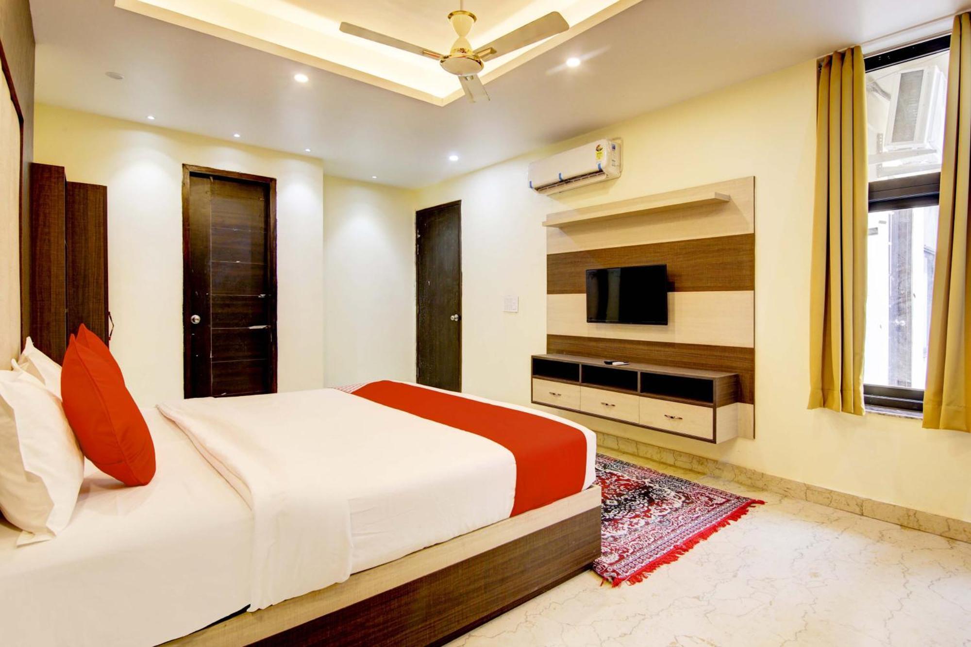 Oyo White House Hotel Noida Exterior foto