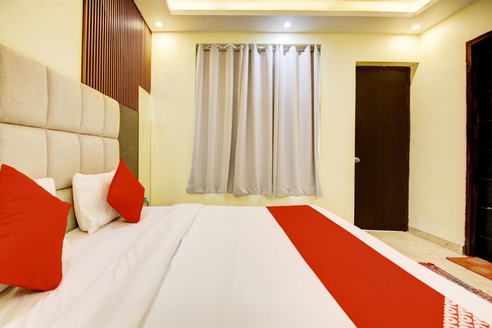 Oyo White House Hotel Noida Exterior foto