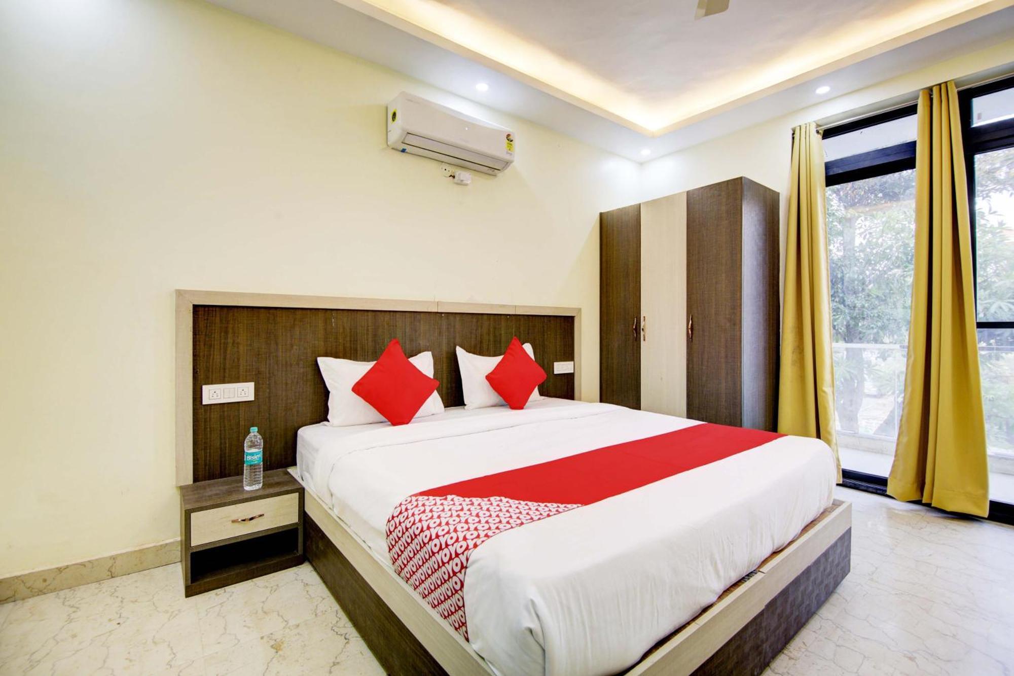Oyo White House Hotel Noida Exterior foto